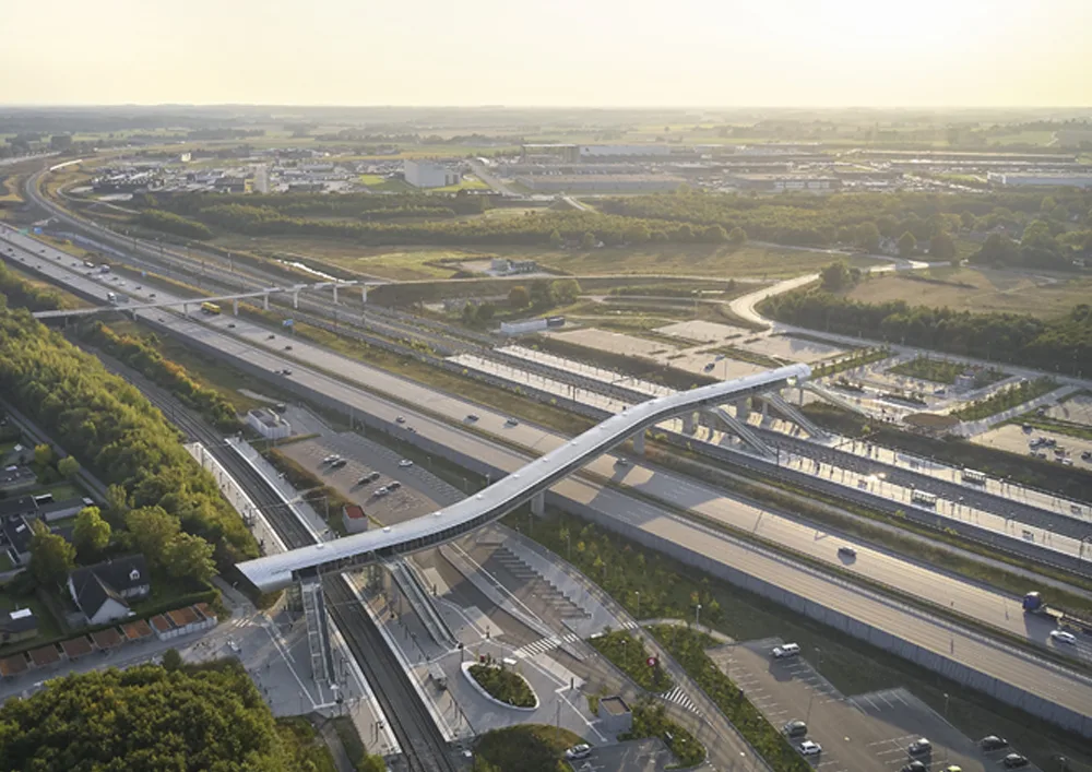 Køge Nord byudvikling – luftfoto med motorvej og ny stationsbro