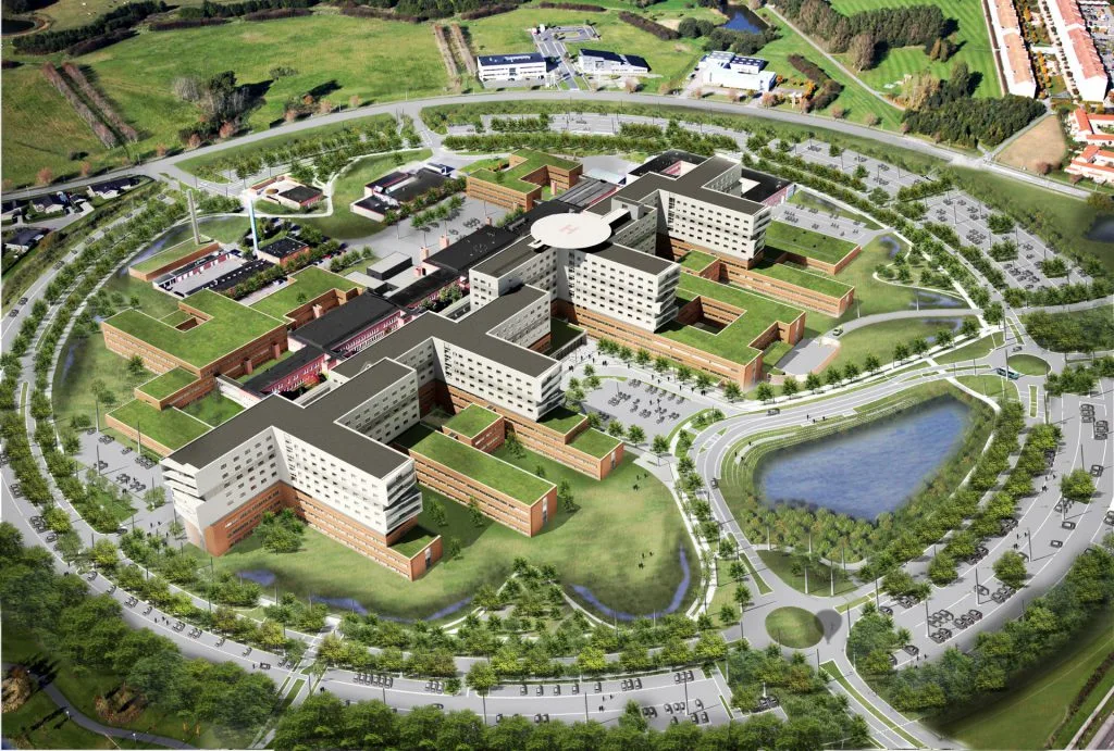 Universitetshospital Køge – luftfoto af hospitalskompleks under opførelse